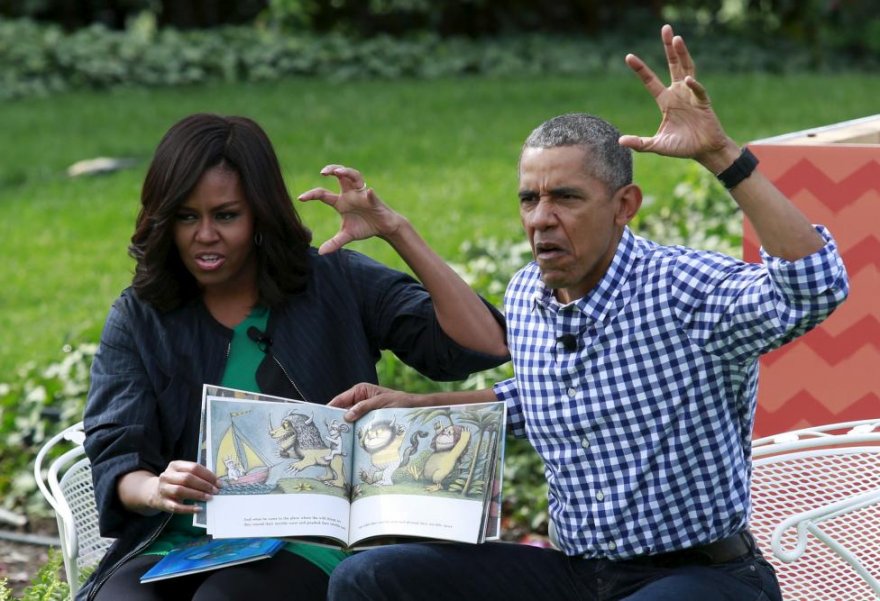 Чета Обама читает детям книгу